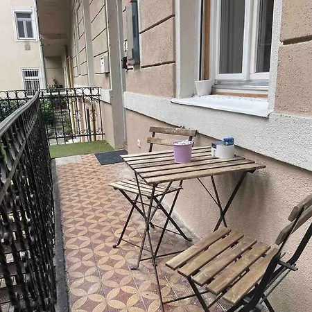 Διαμέρισμα Knezits Spacious Ac Terrace Free Parking *
