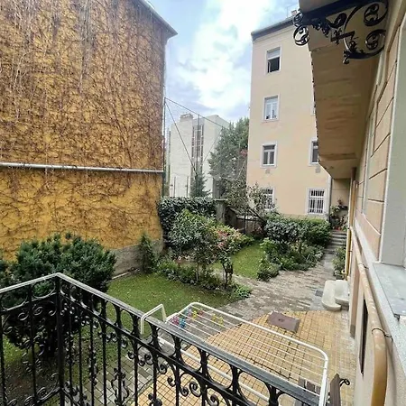 Διαμέρισμα Knezits Spacious Ac Terrace Free Parking